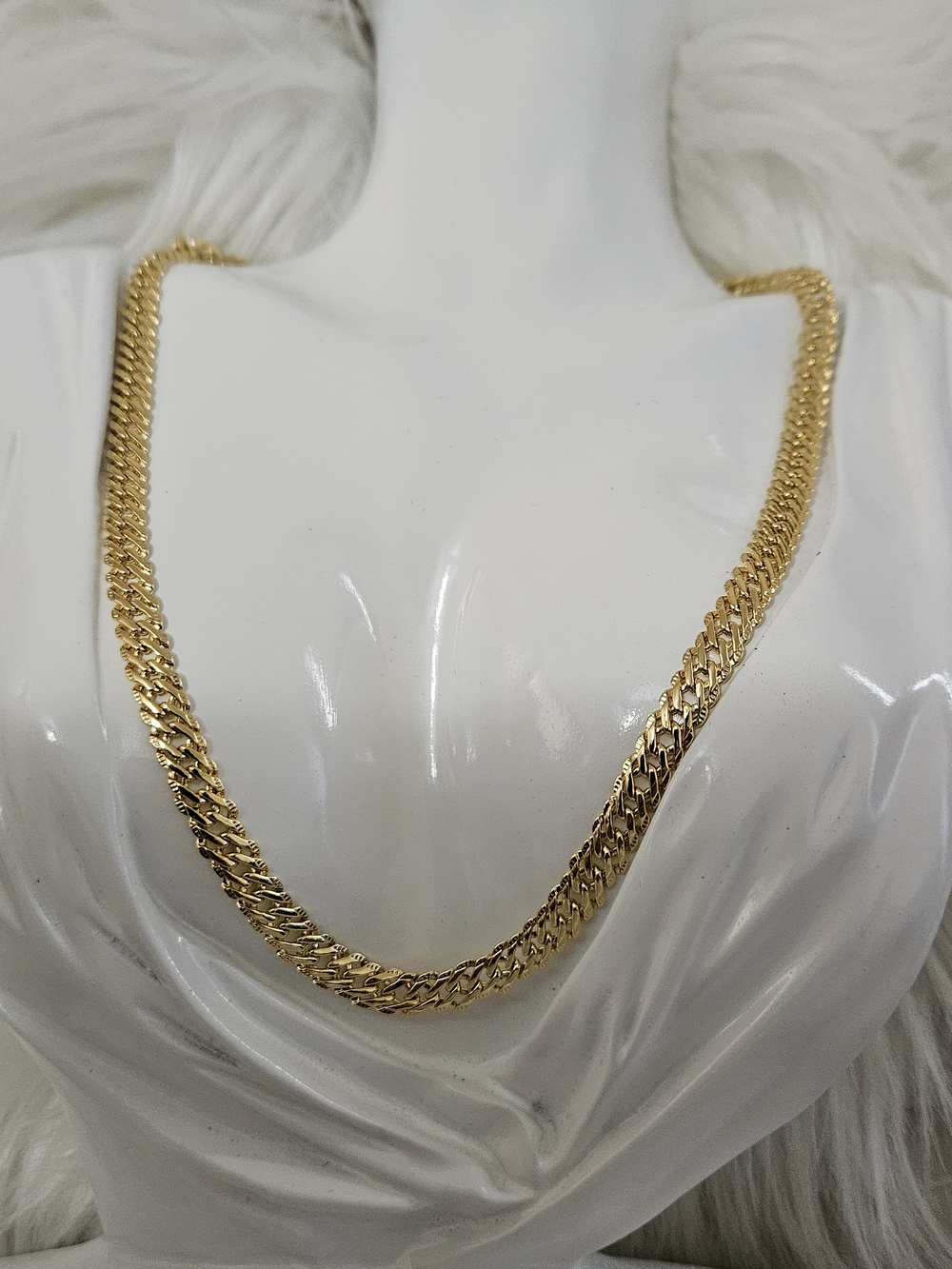 Gold-Plated CURB LINK Women's Chain Necklace - Elegant Statement